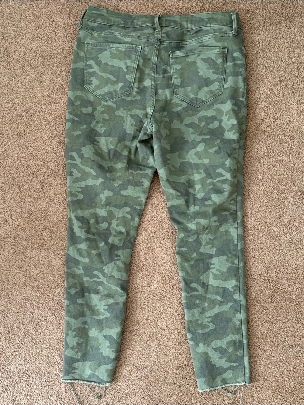 Old Navy Rockstar Super Skinny Frayed Hem Camo Jeans Women’s Size 12 - Picture 4 of 4